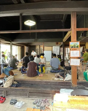 板の間で開かれた地域生苗木講座に集まる参加者