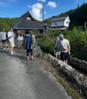 集落を歩く視察ツアーの参加者