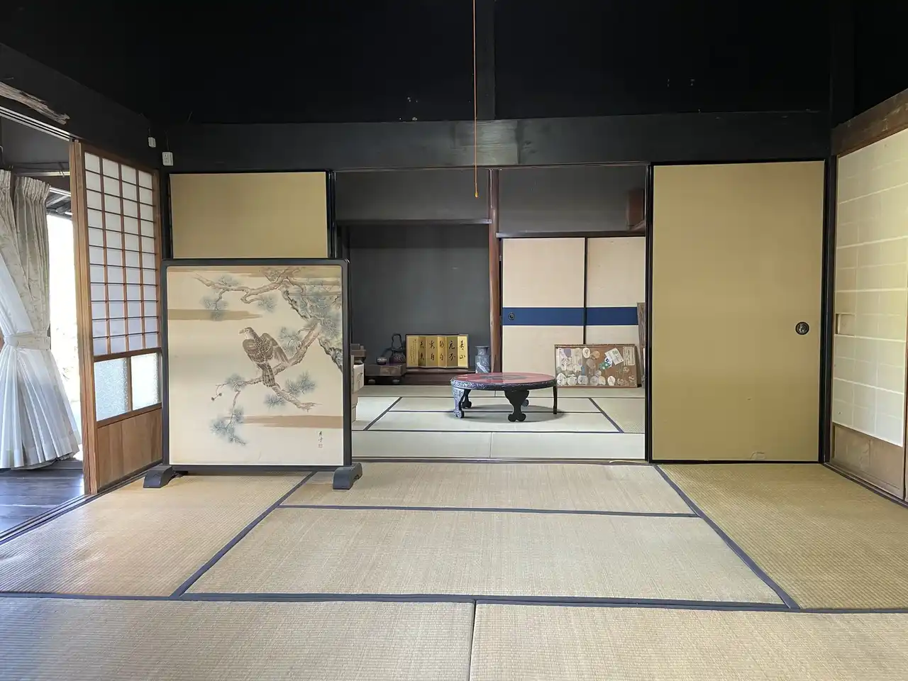 続き間になった畳の和室