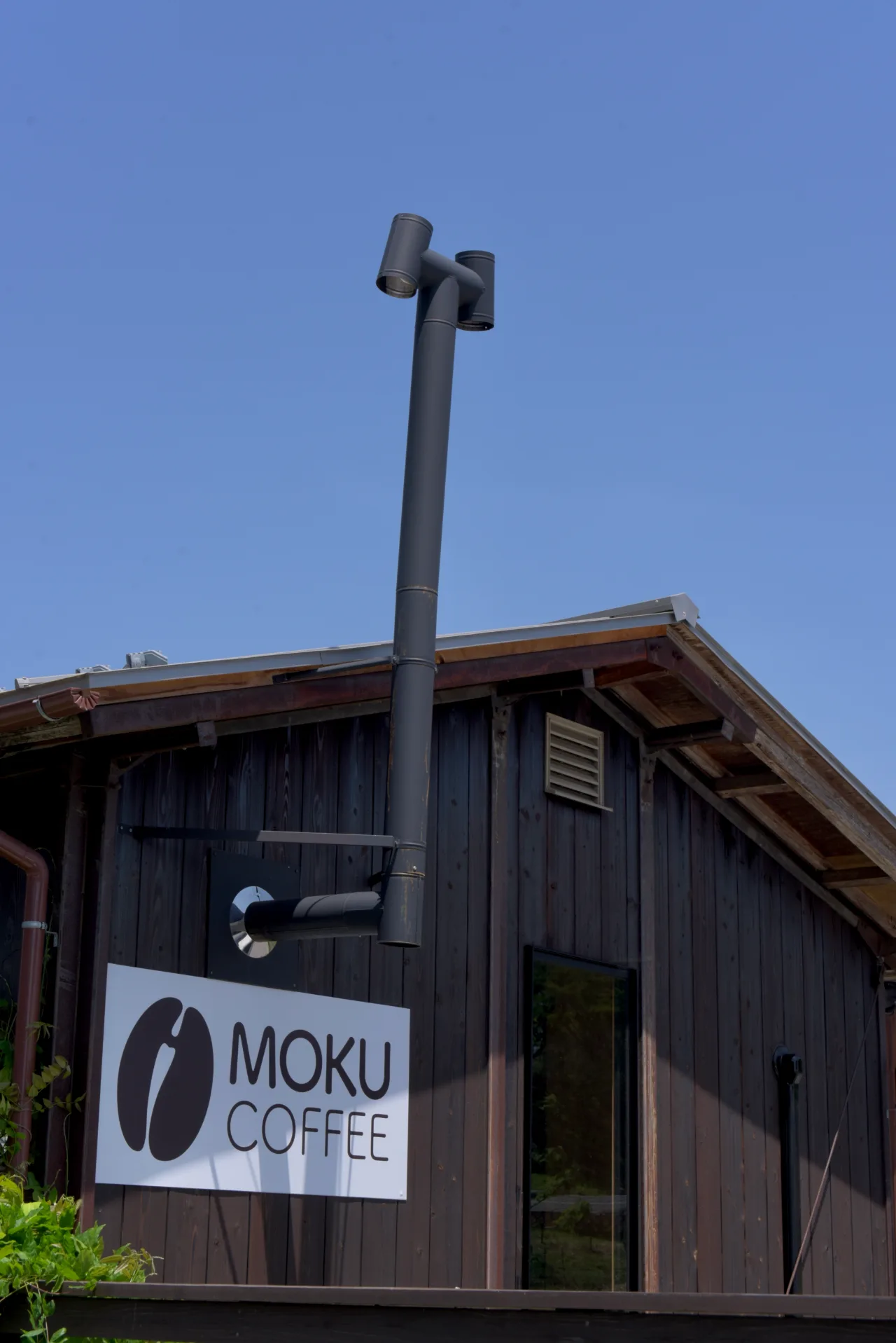通りに面した「MOKU COFFEE」の看板。