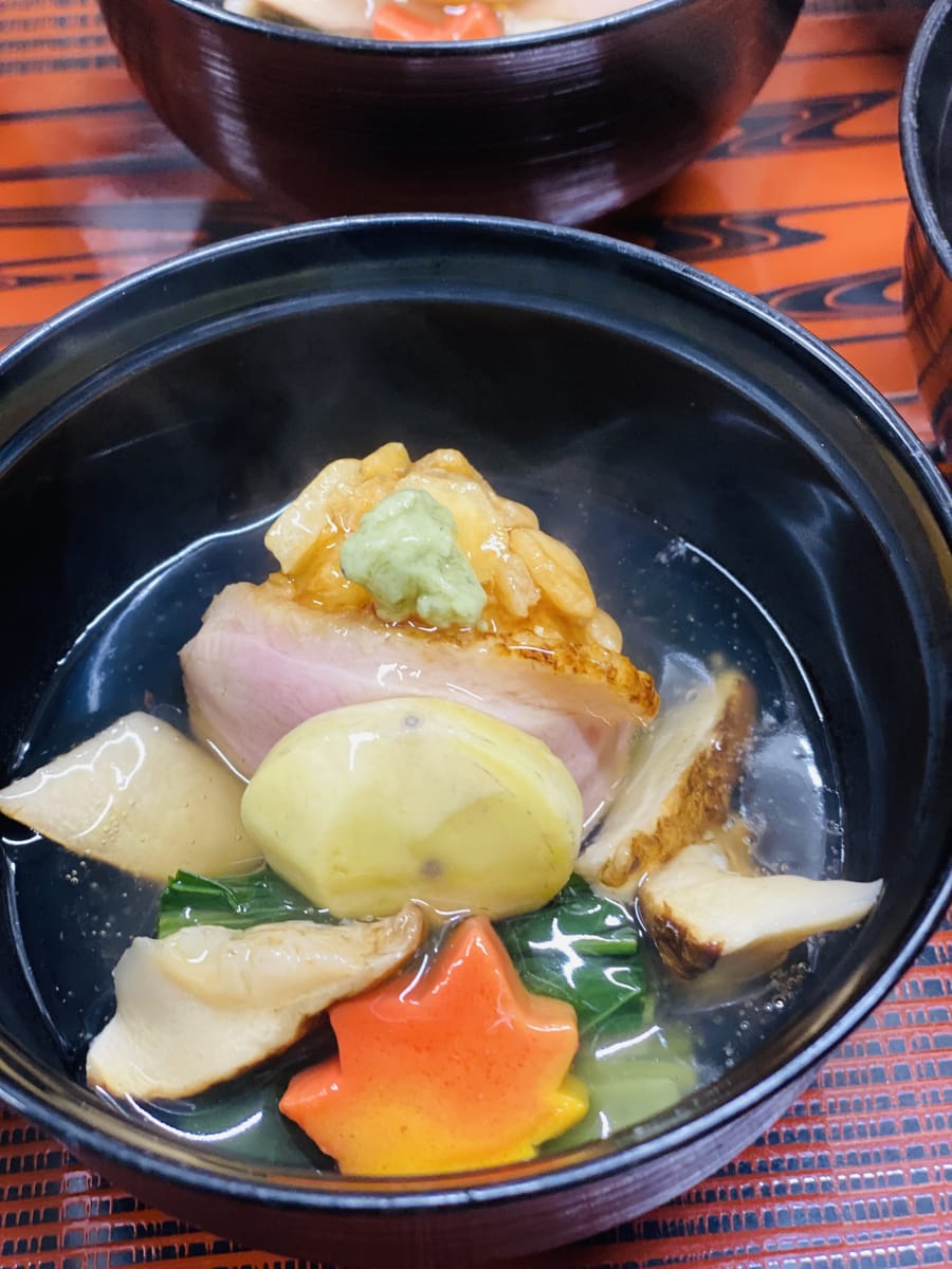 湯気の立つ椀物